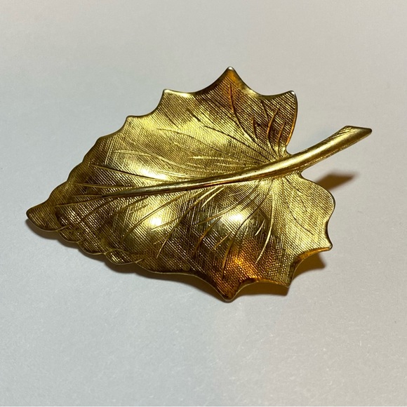 Jewelry - Leaf Brooch Gold Tone